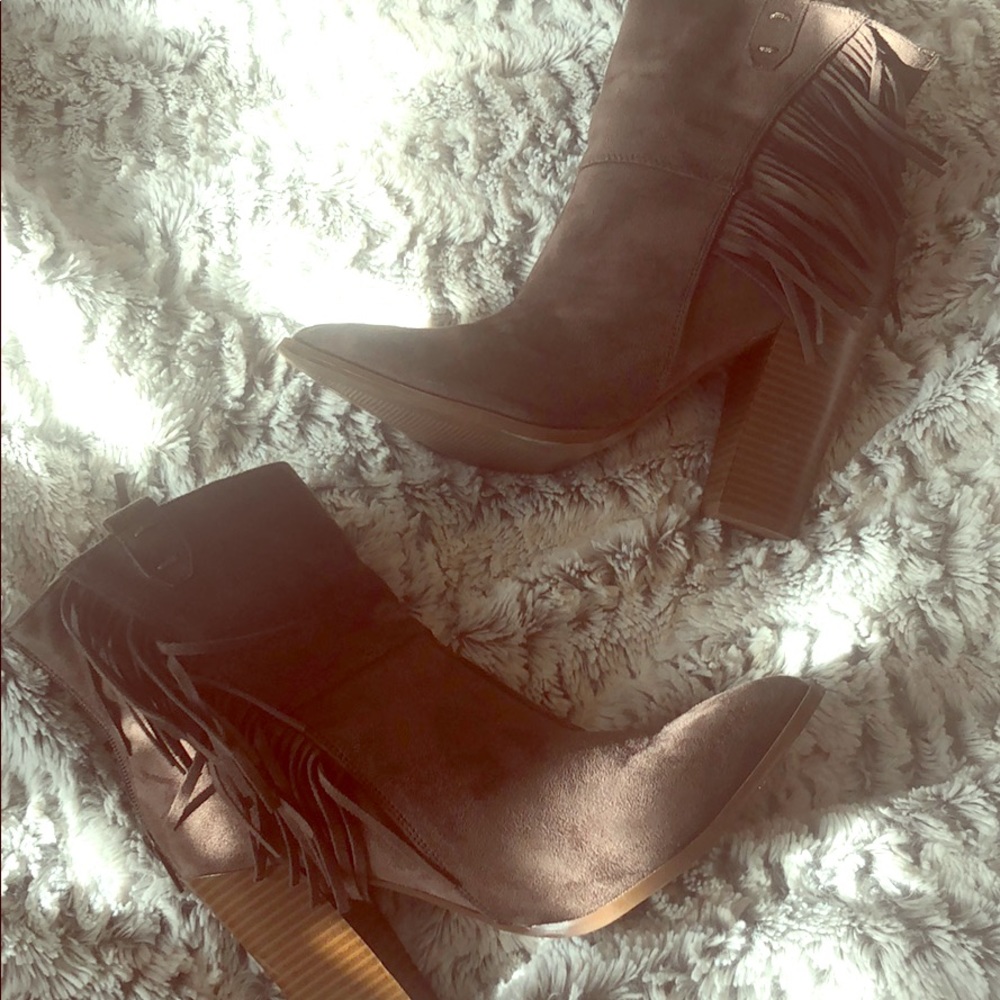 Size 10 fringe brown booties never worn